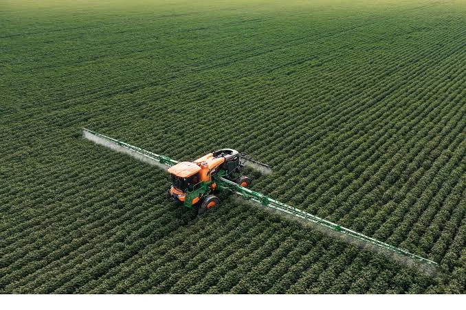 Máquina pulverizadora aplicando en el campo